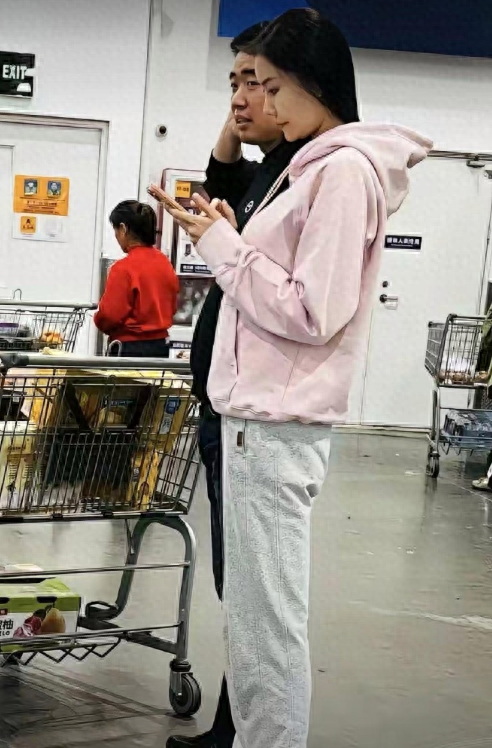 理想汽车创始人李想陪妻子逛超市被拍，全程注意力在手机，网友调侃:老板不易，他却坦言“是我更需要她”_汉水襄阳