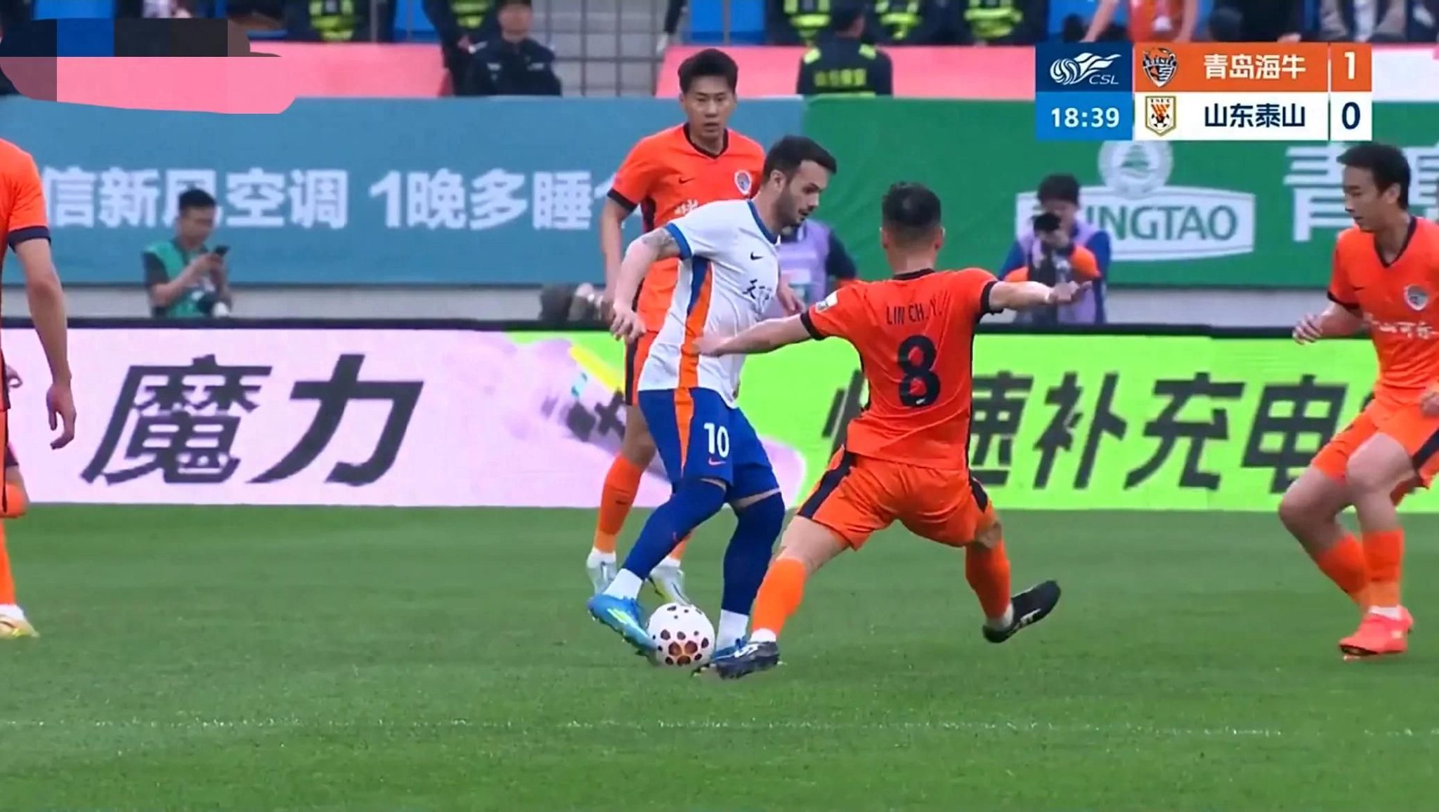 要爆冷？半场0-2！泰山队范戴克式防守致丢球，只踢8分钟好球！