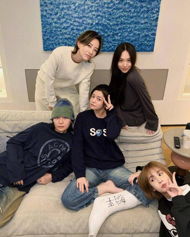 陈妍希因腿伤居家休养！杨丞琳周笔畅王霏霏李斯丹妮上门探望