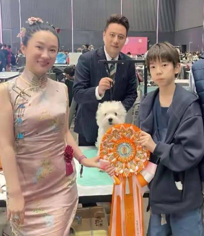 霍思燕一家泰国陪狗参赛，12岁嗯哼身高快追上妈妈，素颜出镜被指富态