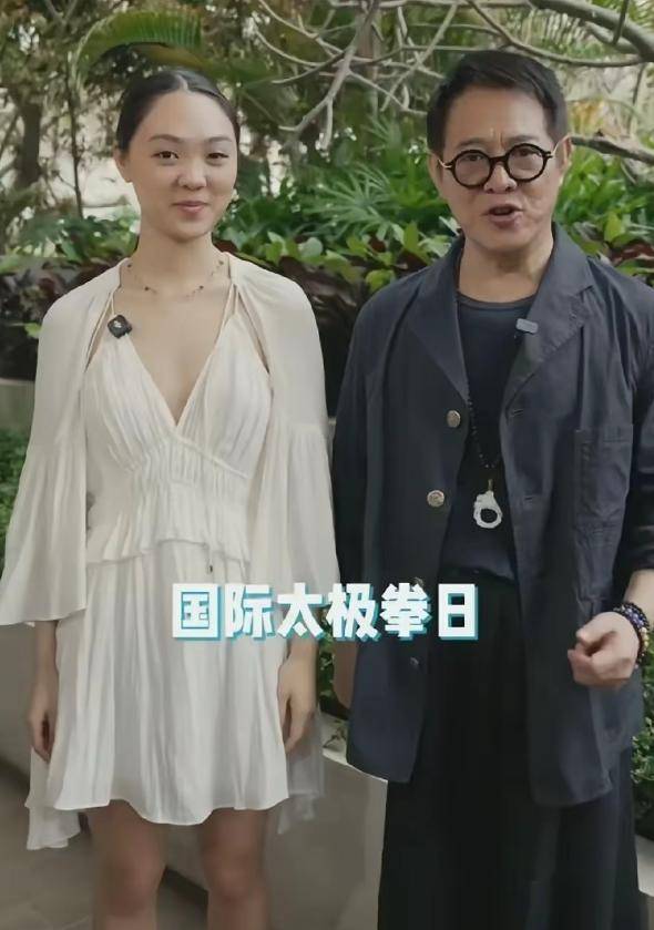 李连杰小女儿23岁生日，姐妹俩在巴厘岛海边庆生，一天吃五顿