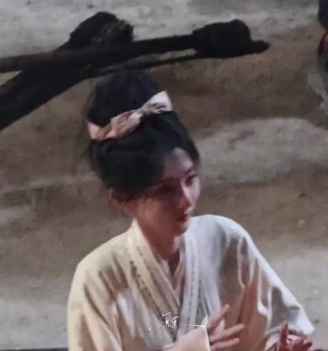 宋祖儿片场跳误闯天家，动作可爱引关注