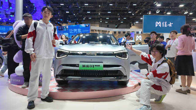 北京青年报学生记者团零距离感受中国汽车工业的科技力量