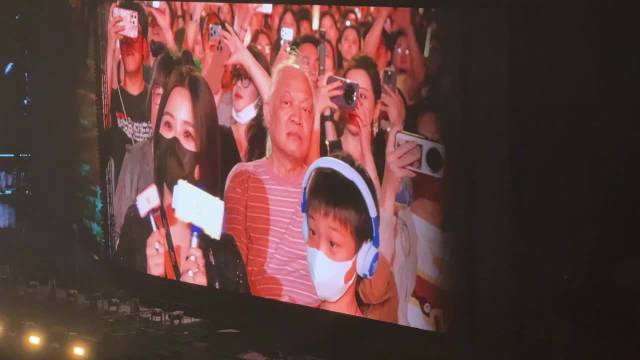 陶喆广州演唱会携子亮相，父子童年照对比显基因传承