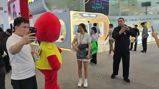 大眼仔太萌了吧，车展上最靓的仔