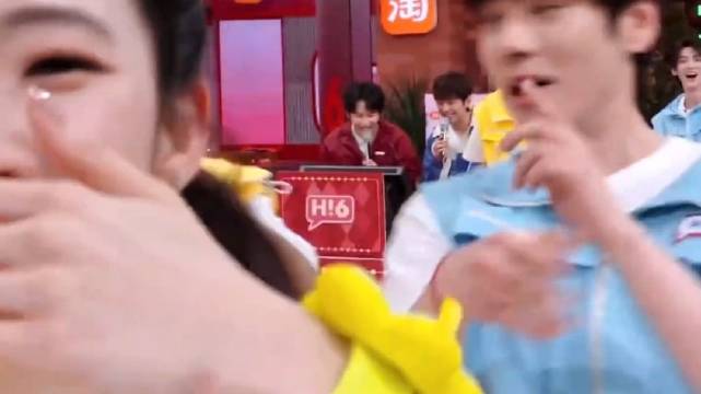 哈哈哈哈张艺凡范丞丞笑点加加加加不停，张艺凡一个肘击，就把范丞丞撞飞了