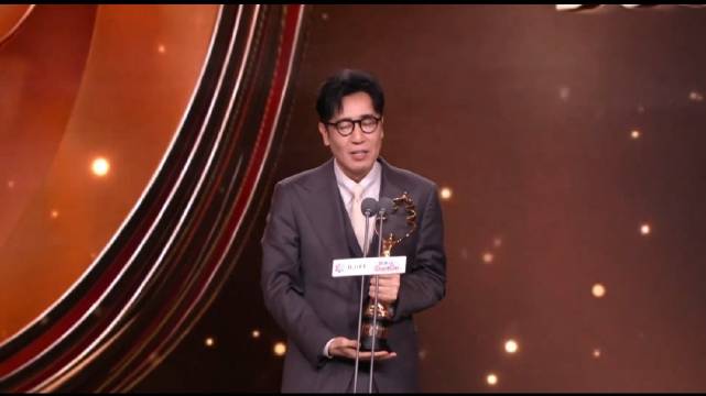 于和伟54岁获最佳男主，张译段奕宏现场调侃