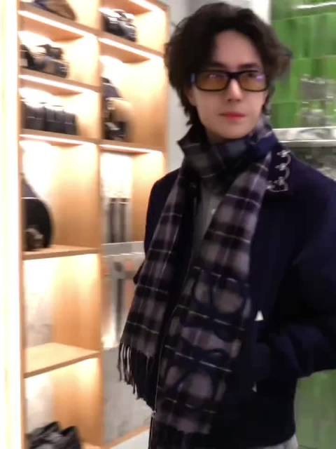 他们说，这个世界上，海最深邃，干净又透明，我想，那是他们没见过你的眼睛