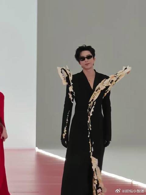 宋祖儿刘宇宁携《折腰》剧组亮相星光大赏