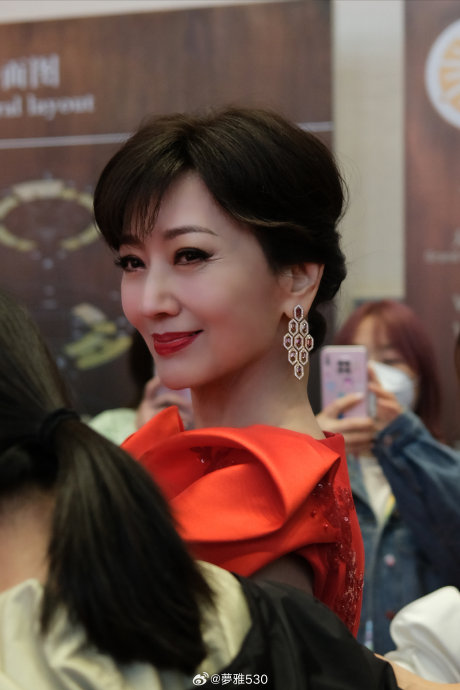 这次机场偶遇之外，赵雅芝和孙女还有哪些温馨互动？