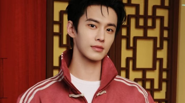 安利官上线！何与学习非遗剪纸