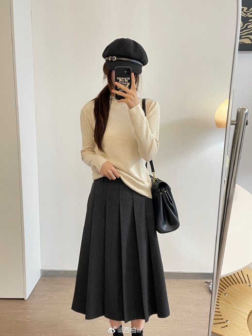 普通女生该如何模仿毛晓彤的百褶裙穿搭，才能扬长避短？