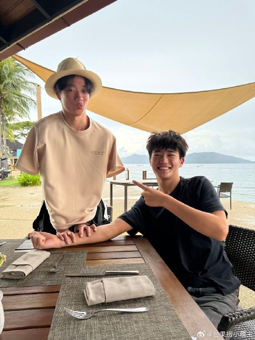 回忆杀！《爸爸去哪儿》杨阳洋Joe合体演唱会，贴纸梗重现名场面