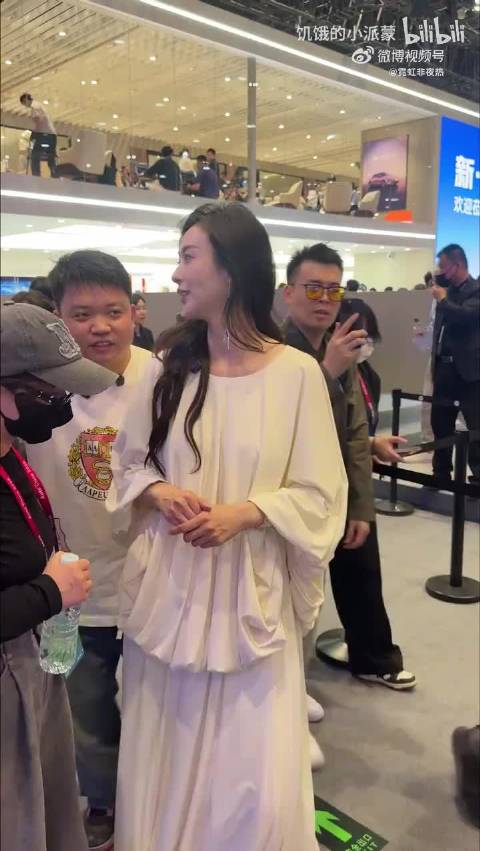兽兽翟凌现身北京车展，现在不做车模了，难道想当汽车博主？