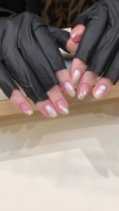 春天就要做仙仙亮亮的醋酸美甲，雾感晕染，温柔不张扬，太美了