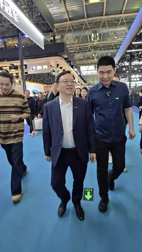 李想现身北京车展腾势展台,多次观摩Z9GT车型