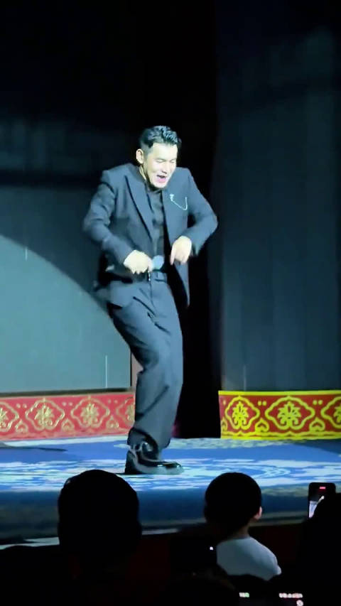 文松整这两下子，不仔细看还真的以为是张学友呢