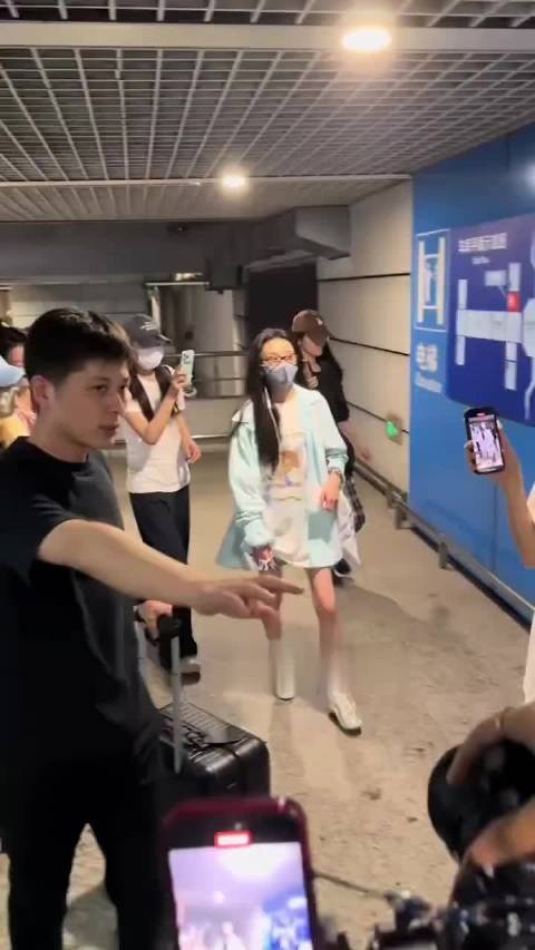 宋祖儿最新写真展现清瘦气质