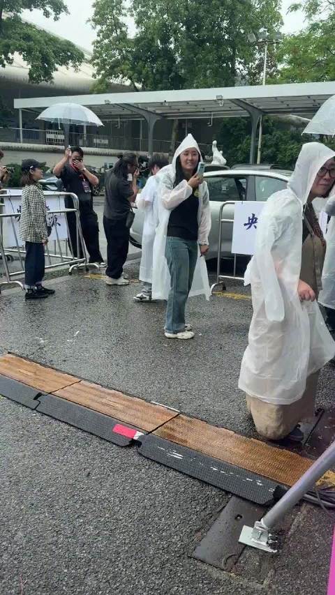 曹格活动结束后载粉丝同车离开