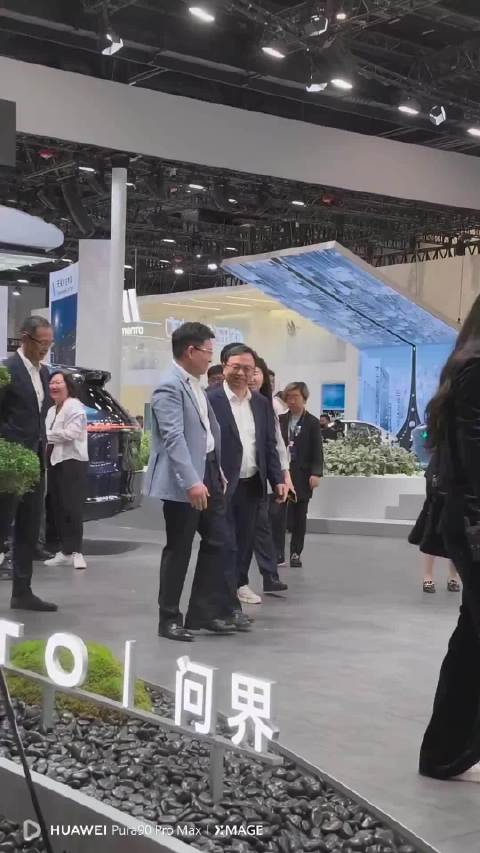 余承东王传福同逛北京车展，共看问界M9