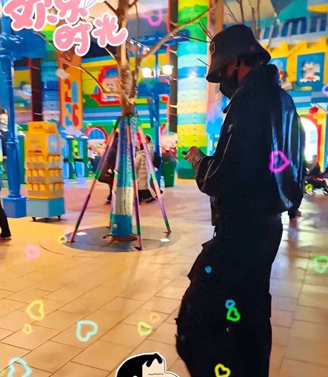 张若昀春节拍戏，唐艺昕带女儿探班，一家三口开心游玩