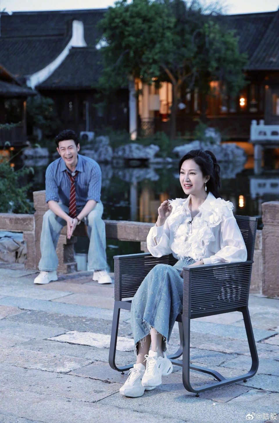 鲍蕾晒陆毅50岁庆生视频,女儿贝儿和小叶子读手写信抹泪,“爸爸一下子变老了”