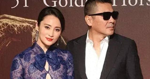蒋勤勤与老公同框真敢穿，穿礼服开3个口差点“撑爆”，性感迷人