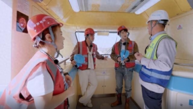 中国轻轨开进哈萨克斯坦！《声起地平线》歌手采风见证中国智造
