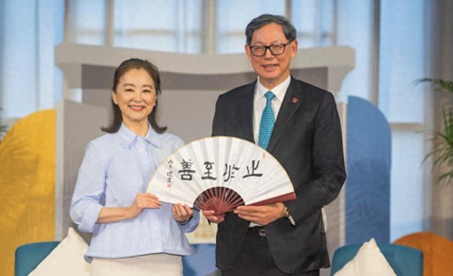 71岁林青霞以作家身份亮相大学讲座，银发丸子头尽显优雅本色|长裙|徐克|东方不败_订阅