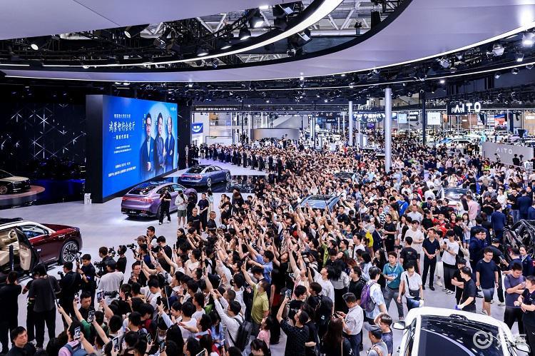 2025粤港澳大湾区车展|尊界S800,定价为何怂了?