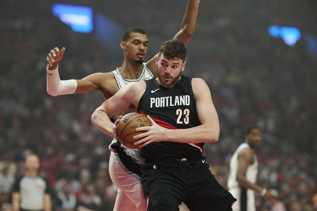 114-93！NBA季后赛马刺19分逆转开拓者，文班亚马复出27+11+4断+7帽，福克斯28+6+7