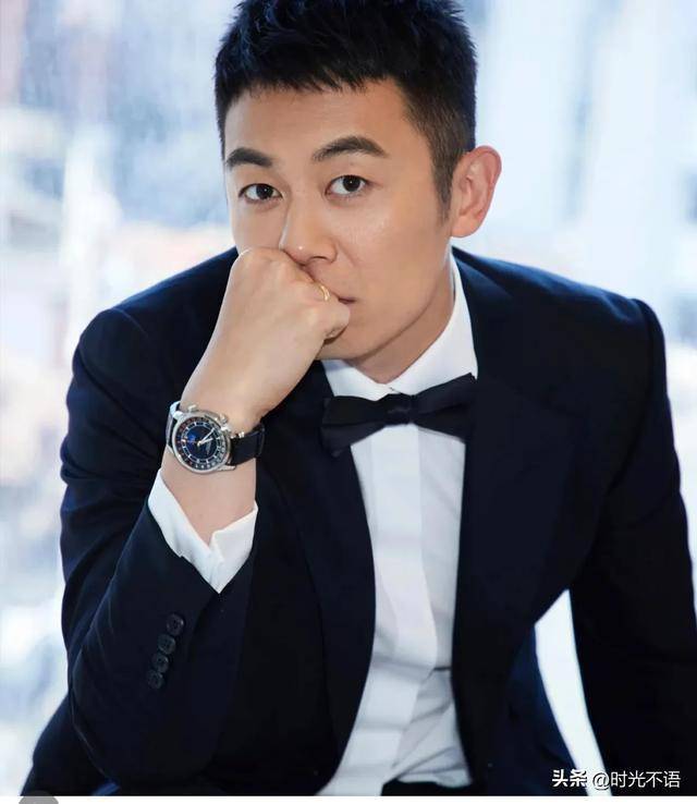朱亚文现身上海街头被偶遇，网友：声音很好听，私服帅爆了！