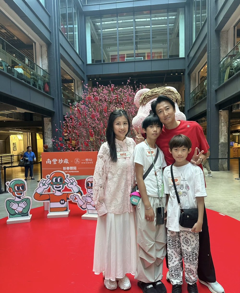 香港知名星三代首次拍广告！获父母大力支持，被指父子太相像