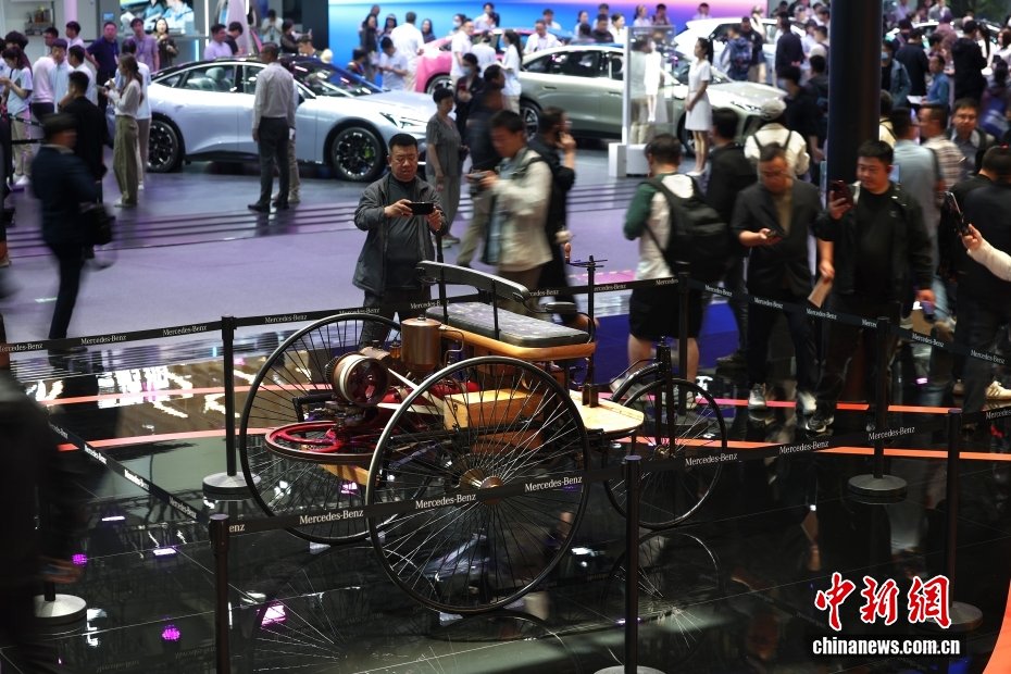 观众在北京车展体验汽车乐趣