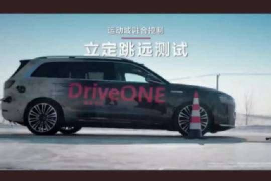 原地画圈大家都比完了，开始车子立定跳远…？ 上一代M9目前最好成绩120cm