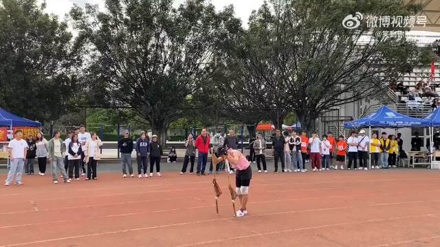 男生高脚马赛跑身法娴熟，行走如履平地，爆发力十足瞬间起飞