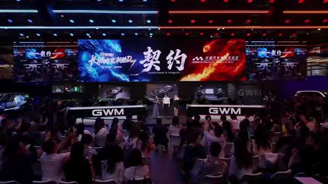 魏建军北京车展COS项羽玩电竞，称要做年轻人辅助神装