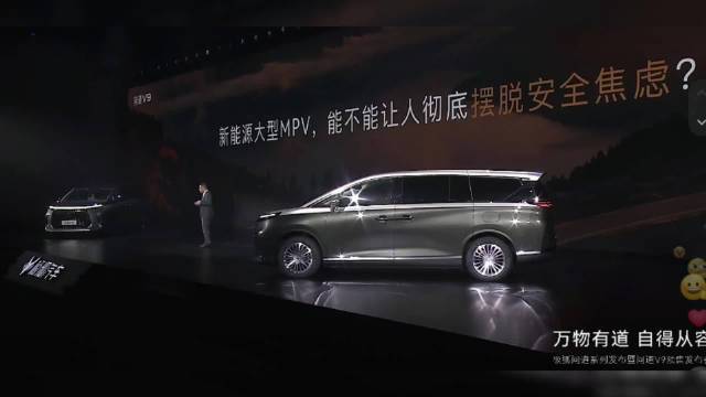 极狐问道V9配备防滚架与高强钢车身，主打家用MPV安全底线