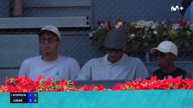 朱贝林和弟弟一起来看霍达尔的马德里公开赛，恩佐 库库 佩德罗坐在贝林前一排