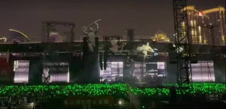 陶喆广州演唱会水炮互动前排观众湿身