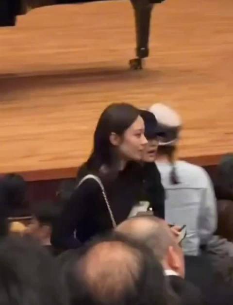宁艺卓与吉娜手挽手观看郎朗韩国演奏会