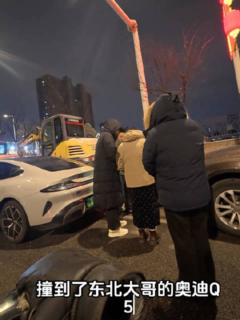 女子倒车撞坏奥迪Q5大灯，车主拒私了坚持走保险