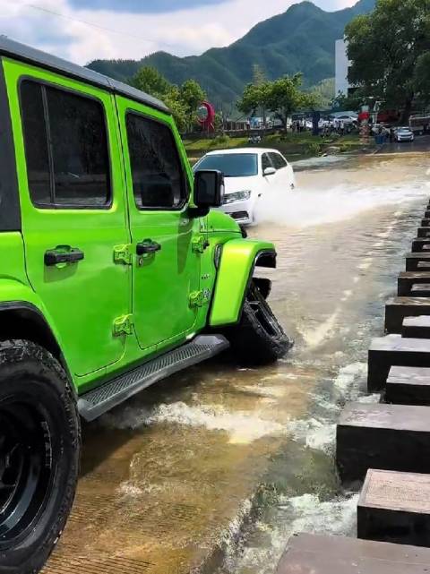 Jeep牧马人过个鱼鳞坝，过成这样？不至于，不至于！
