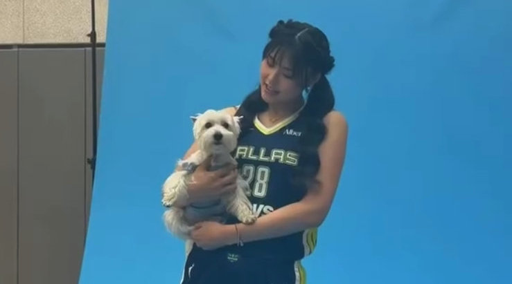 飞翼媒体日的李月汝与乐意 视频最后佩奇也来一起撸狗