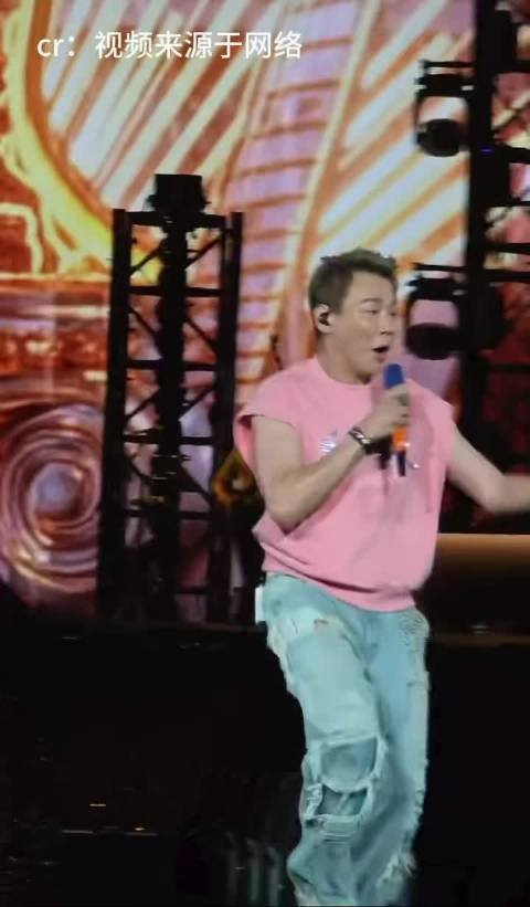 陶喆演唱会穿发光服装引关注