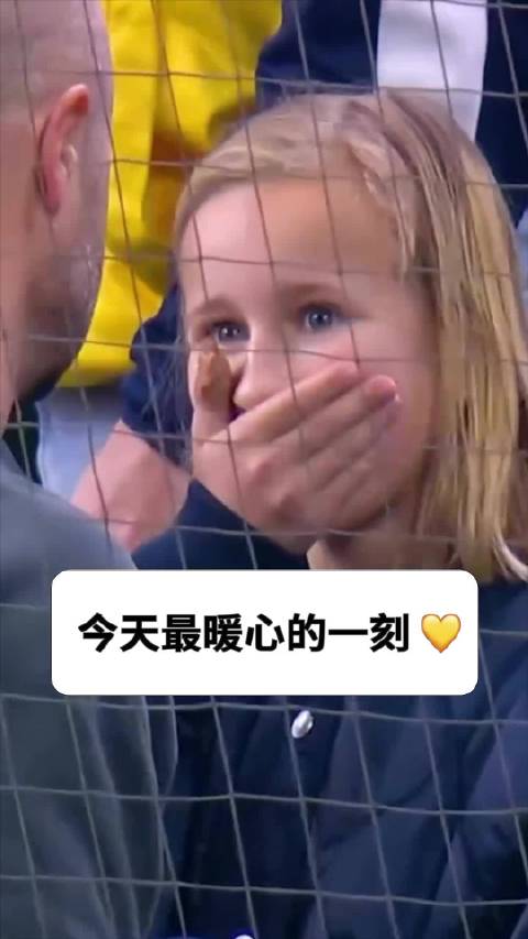 小球迷喜获海盗队MLB百大头名格里芬签名