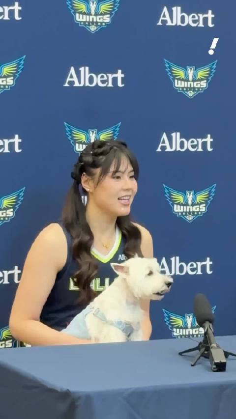 WNBA达拉斯飞翼新赛季媒体日，李月汝抱着自己的宠物狗亮相，吸引了无数目光