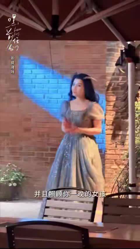 短剧《嘿前任们》开播，赵荀跪地遭前任暴摔