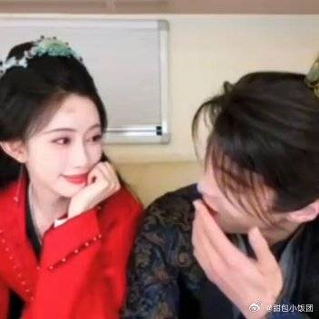 孟子义生理性喜欢何与，盯妻狂魔笑得眯眯眼，小情侣默契100%