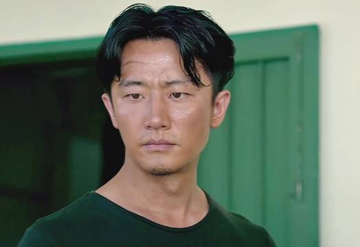 为了抓获国际大毒枭，特警卧底进入金三角